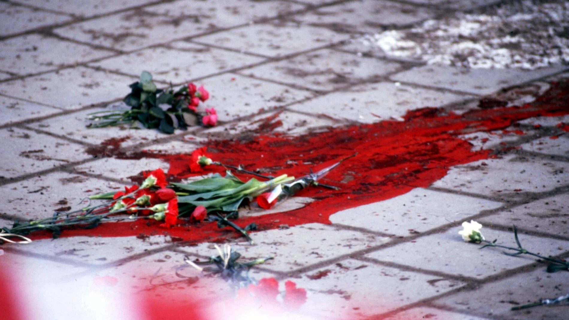 SENSITIVE MATERIAL. THIS IMAGE MAY OFFEND OR DISTURB Flowers at the site where the Swedish Prime Minister Olof Palme was shot to death at Sveavagen in Stockholm, March 1, 1986. Picture taken March 1, 1986. TT News Agency/via REUTERS ATTENTION EDITORS - THIS IMAGE WAS PROVIDED BY A THIRD PARTY. SWEDEN OUT. NO COMMERCIAL OR EDITORIAL SALES IN SWEDEN.