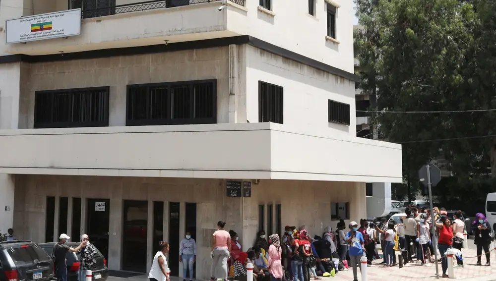 Las empleadas domésticas hacen fila en el consulado etíope en Hazmiyeh, Líbano