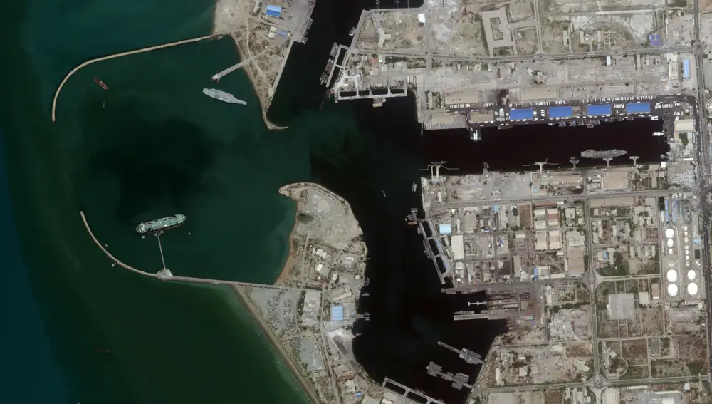 Imagen satelital de Maxar Technologies en la que se ve el falso portaaviones en la costa de Bandar Abbas