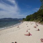 El viajero nacional copa el 80% de las reservas hoteleras para este verano. Vista general de la Playa de la Fuente, este martes en Vigo
