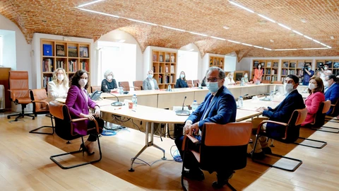 La presidenta de la Comunidad de Madrid, Isabel Díaz Ayuso, y el consejero de Educación y Juventud, Enrique Ossorio, se reúnen con un grupo de profesores de la región.COMUNIDAD DE MADRID09/06/2020