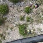 Agentes del Ereim rescatando al senderista accidentado