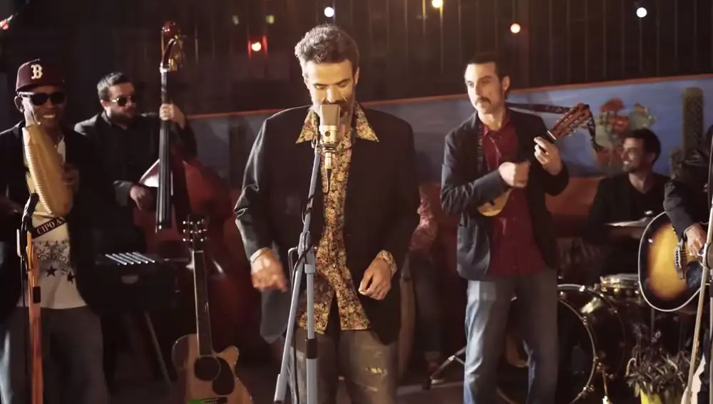 Pau Donés, bailando en el videoclip