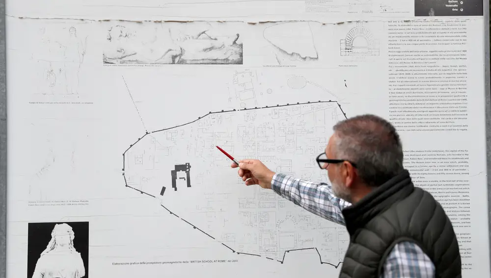 El historiador Raniero Pedica muestra un mapa de la antigua ciudad romana de Falerii Novi