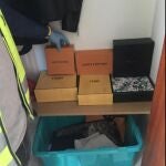 Artículos de firmas de lujo intervenidos a un grupo de estafadores detenidos por la Policía Nacional