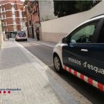 En la imagen, dos patrullas de los Mossos