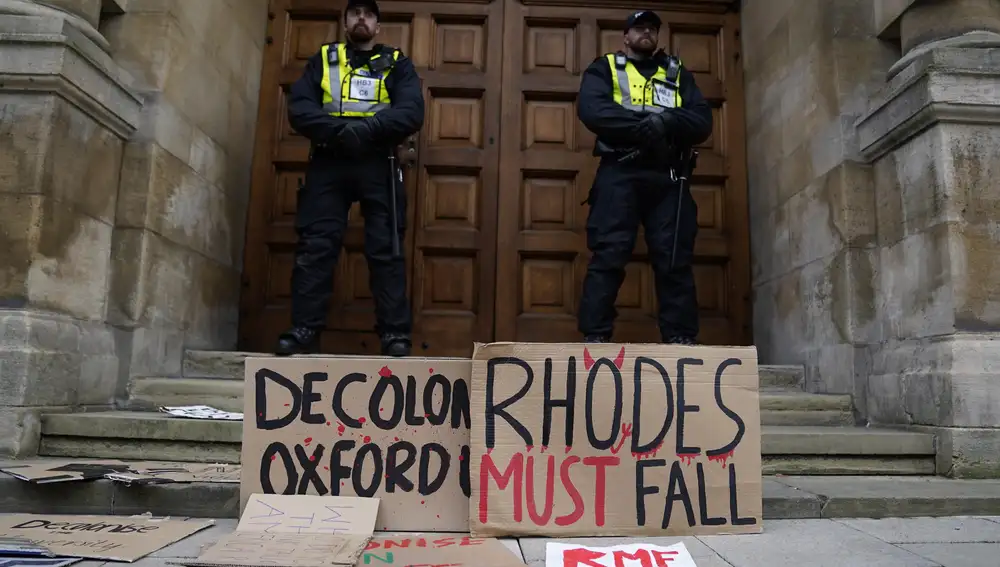 Los policías protegen la estatua de Cecil Rhodes en Oxford