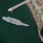 Imagen satelital de Maxar Technologies en la que se ve un portaaviones falso en la costa de Bandar Abbas, en Irán