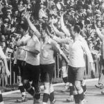 Uruguay da la vuelta olímpica después de ganar la final de los JJOO de 1924 en París.