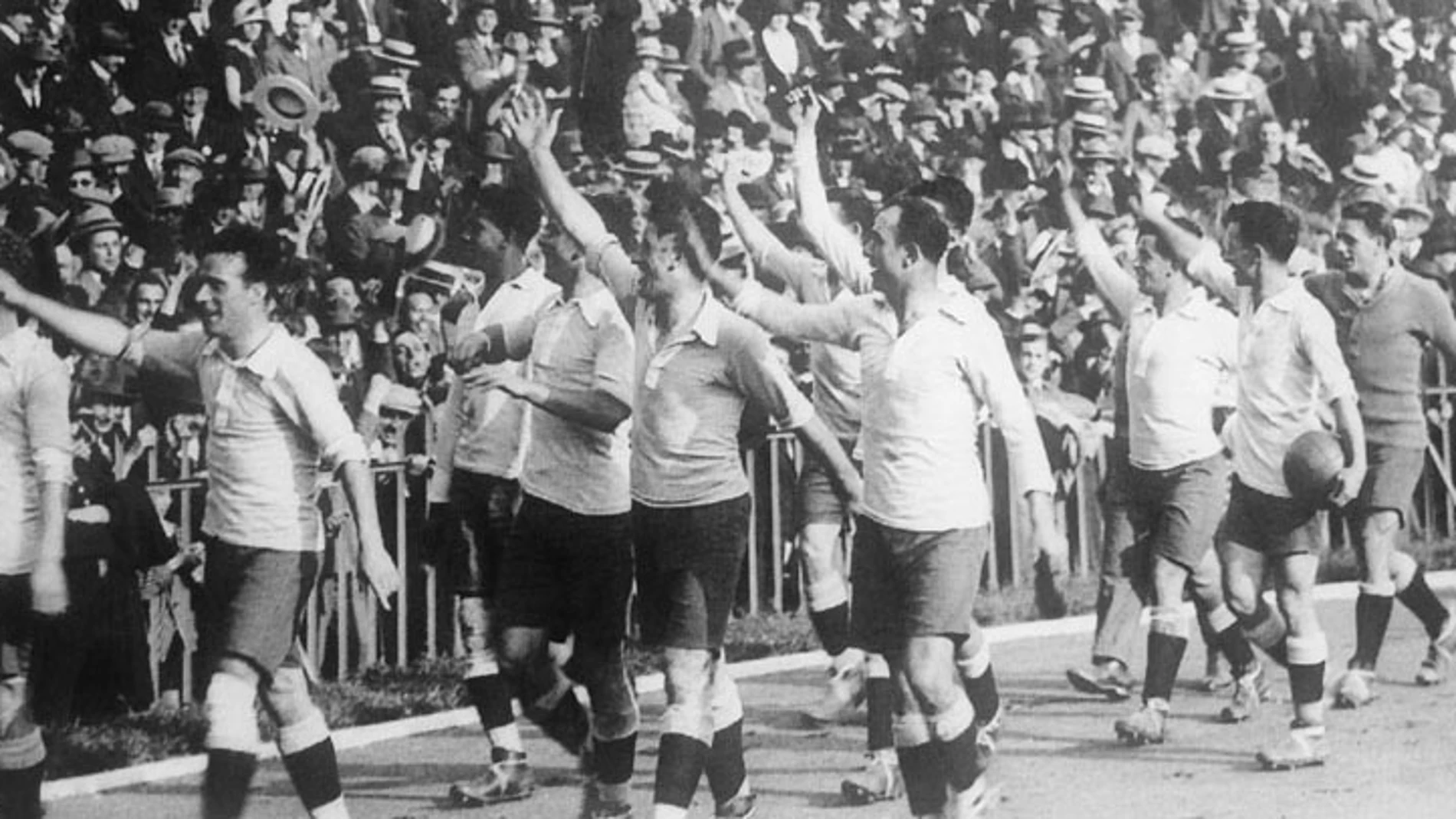 Uruguay da la vuelta olímpica después de ganar la final de los JJOO de 1924 en París.