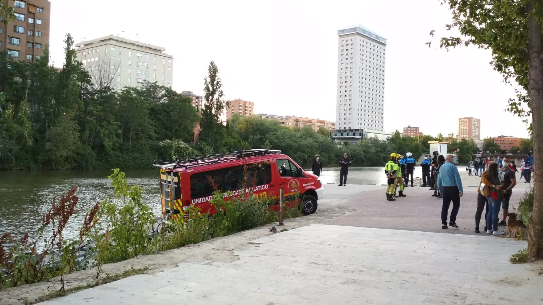 Los bomberos de Valladolid buscan a un joven en las aguas del Pisuerga a su paso por la ciudad