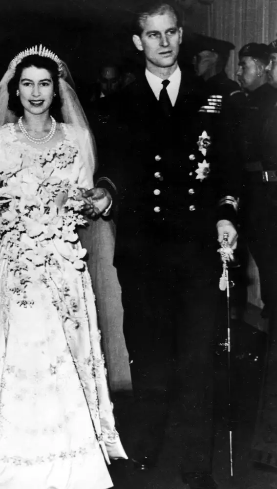 Unos jóvenes Felipe de Edimburgo e Isabel II, durante su enlace matrimonial el 20 de noviembre de 1947