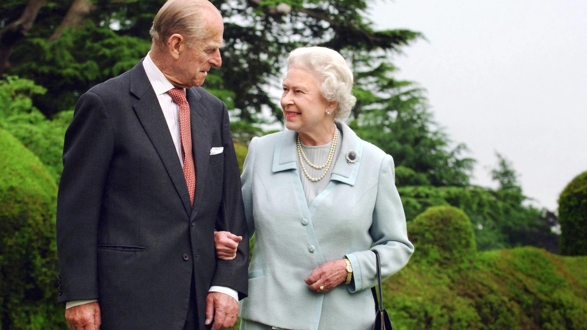 La reina Isabel II y el duque de Edimburgo en su retiro durante la pandemia por el covid, en el castillo de Windsor