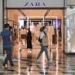 Varias personas pasan junto a una tienda Zara en el Centro Plaza Norte 2