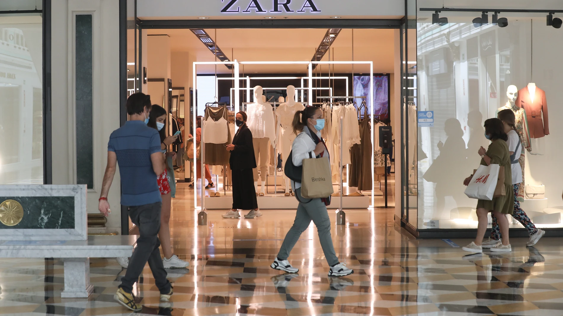 Varias personas pasan junto a una tienda Zara en el Centro Plaza Norte 2