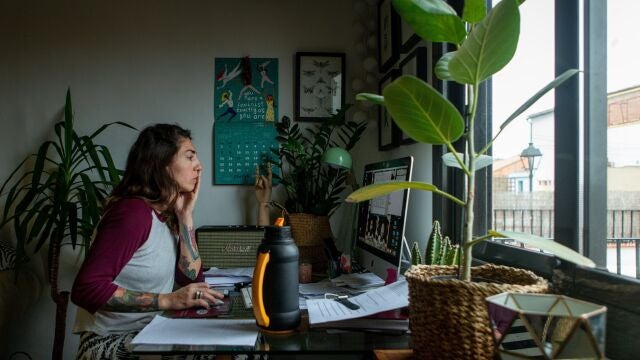 Una mujer teletrabajando en su casa