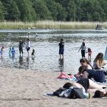 Finlandeses disfrutan de un día de playa en la isla de Lauttasaari10/06/2020 ONLY FOR USE IN SPAIN