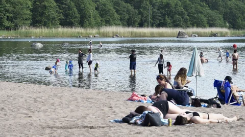 Finlandeses disfrutan de un día de playa en la isla de Lauttasaari10/06/2020 ONLY FOR USE IN SPAIN