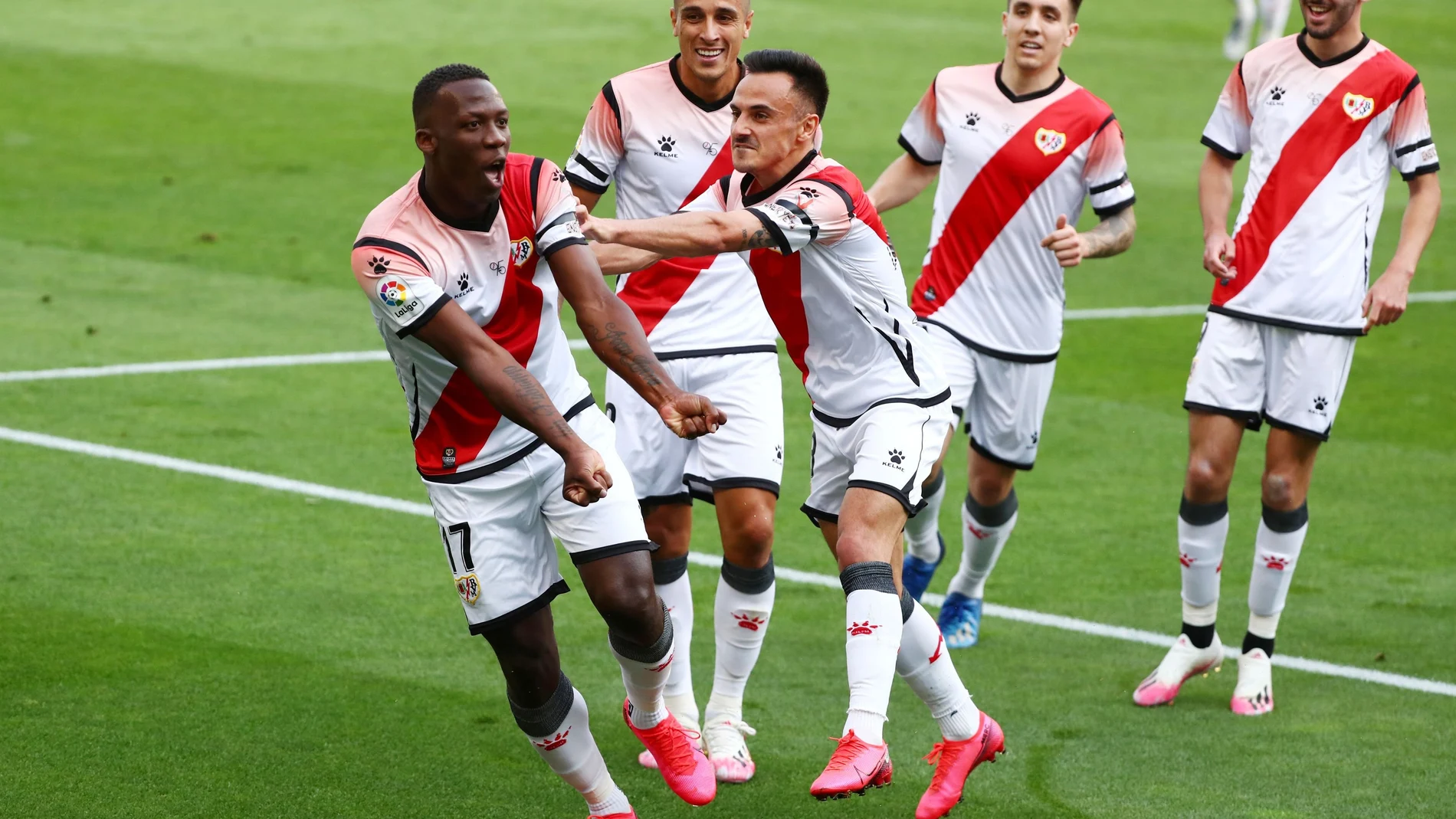 Luis Advincula celebra su gol anotado ante el Albacete