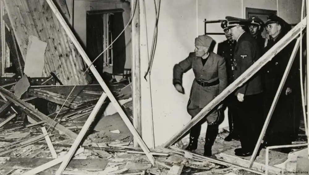 Hitler muestra a Mussolini los restos del atentado