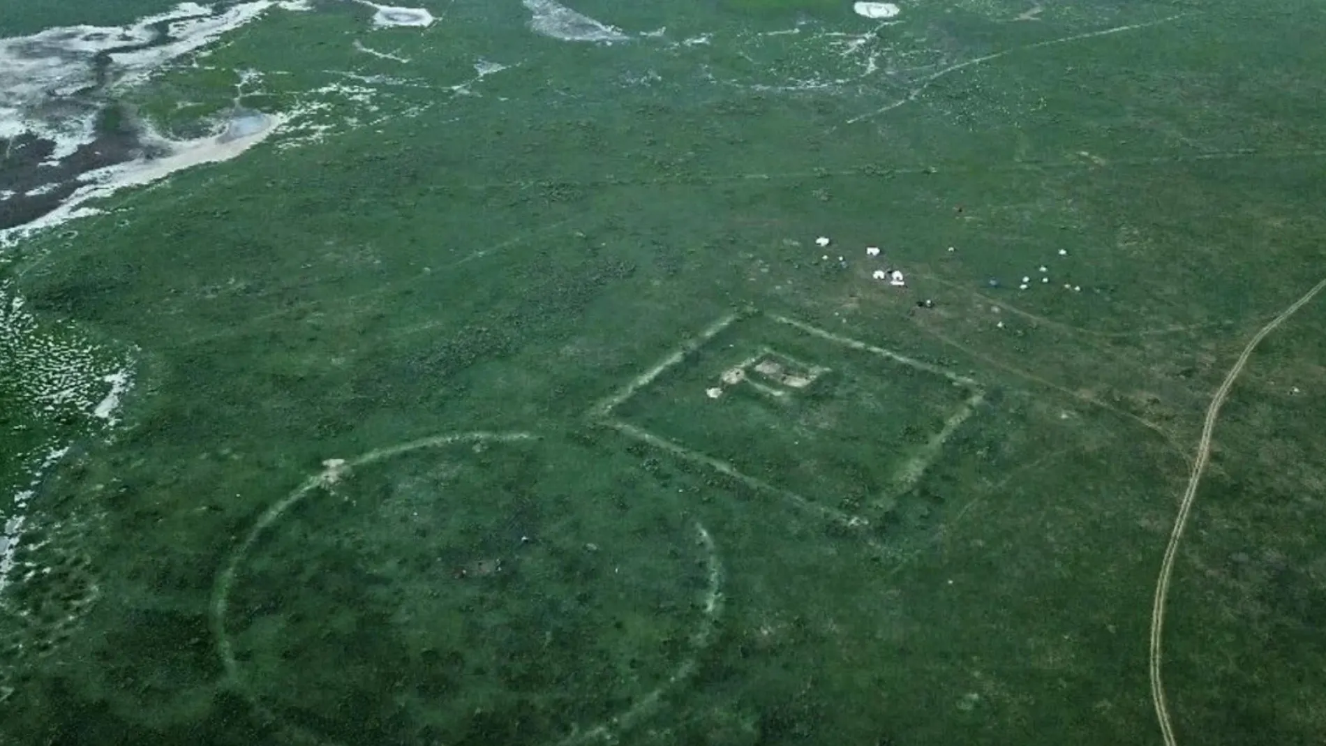 Vista aérea obtenida por la Universidad Hebrea de Jerusalén mostrando restos arqueológicos incluyendo recintos rectangulares junto al segmento norte de la Gran Muralla de China en la parte mongola