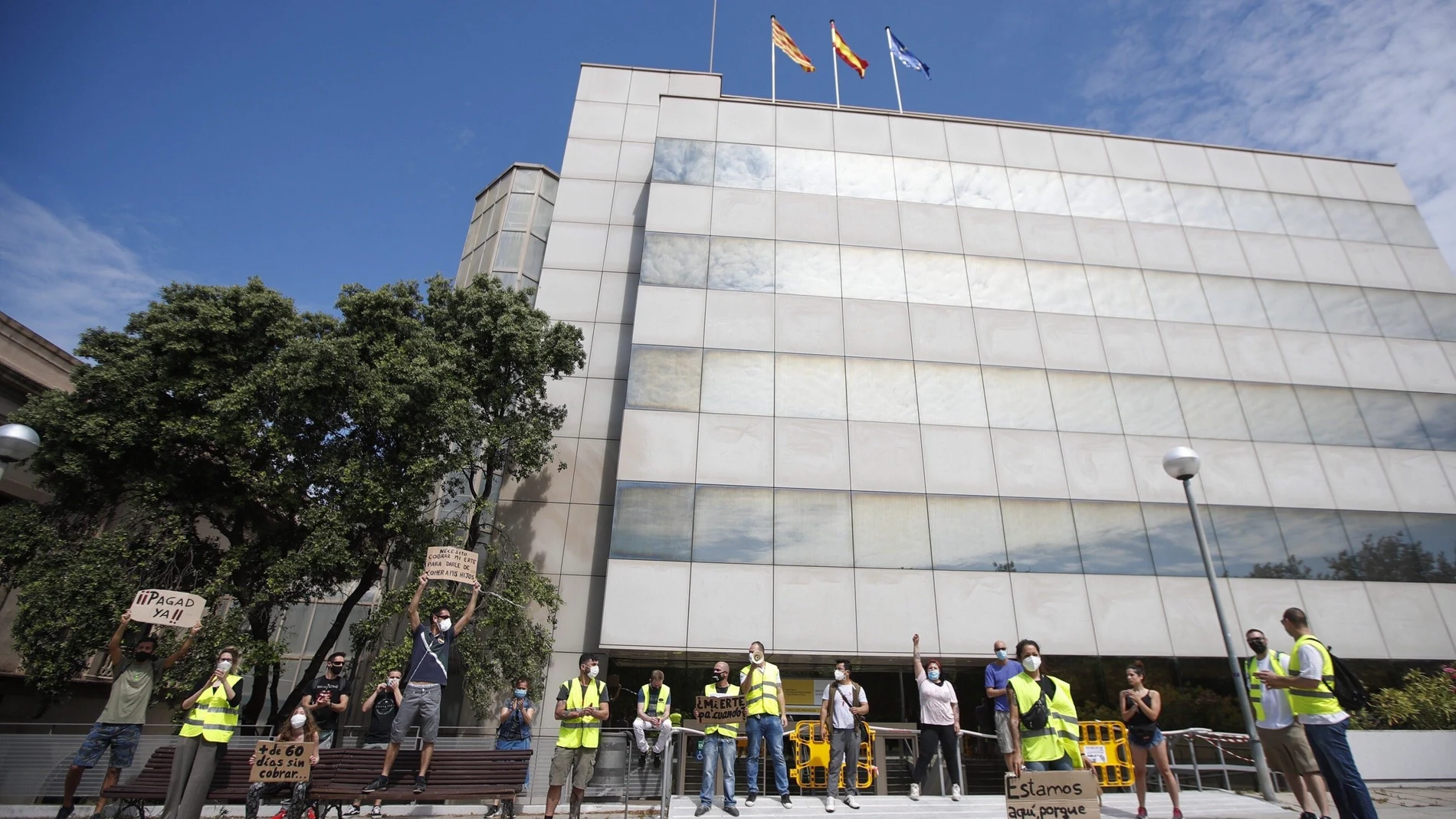 Una docena de trabajadores afectados por ERTE de fuerza mayor y que todavía no han cobrado protestan ante el SEPE
