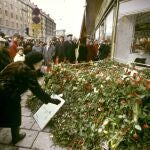 Suecos llevan flores al lugar donde fue asesinado Olof Palme el 1 de marzo de 1986, pocas horas después del crimen,