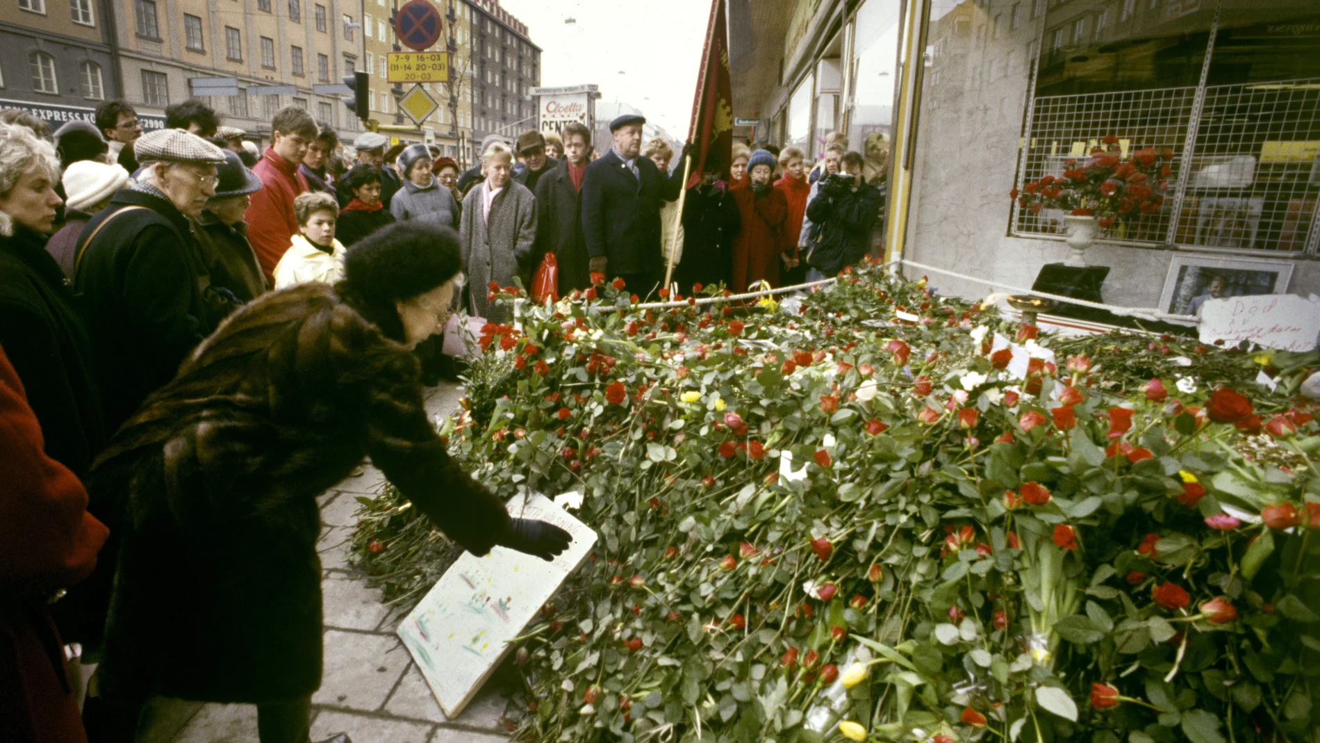 Suecos llevan flores al lugar donde fue asesinado Olof Palme el 1 de marzo de 1986, pocas horas después del crimen,
