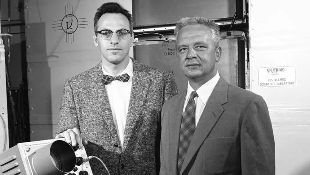 Frederick Reines (izquierda) y Clyde Cowan (derecha) fueron los responsables del experimento que demostró la existencia del neutrino. En esta imagen se los ve en su laboratorio en las instalaciones de Savannah River, en Carolina del Sur.
