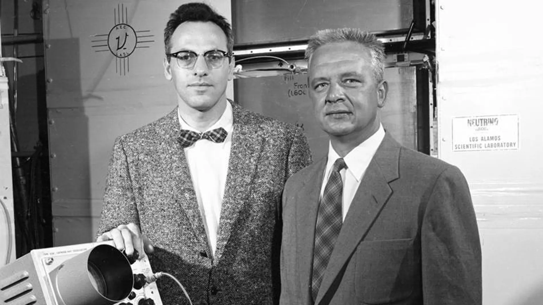 Frederick Reines y Clyde Cowan fueron los responsables del experimento que demostró la existencia del neutrino. En esta imagen se los ve en su laboratorio en las instalaciones de Savannah River, en Carolina del Sur.