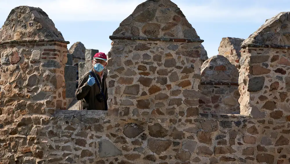 ÁVILA, 10/06/2020.-Una persona visita la muralla de Ávila este miércoles tras abrir sus puertas al público después de casi tres meses cerradas debido al estado de alarma motivado por la crisis sanitaria de la Covid-19. EFE/Raúl Sanchidrián