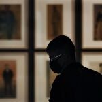 Un visitante recorre el Museo Nacional de Arte de Cataluña (MNAC)