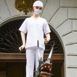 La Tarasca, el maniquí de mujer vestido a la moda y subido a un dragón con el que arrancaban los días grandes del Corpus de Granada, este año suspendido por la pandemia, luce vestido como sanitaria, de blanco y con mascarilla, en la Plaza del Carmen, como homenaje a todos los profesionales que han combatido contra la COVID-19.