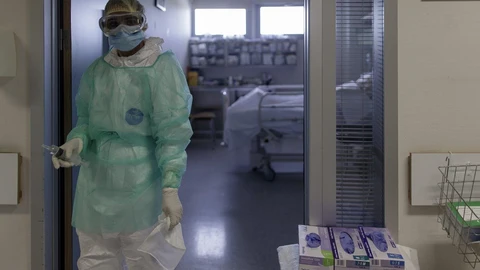 Un sanitario en la puerta de una habitación de la UCI