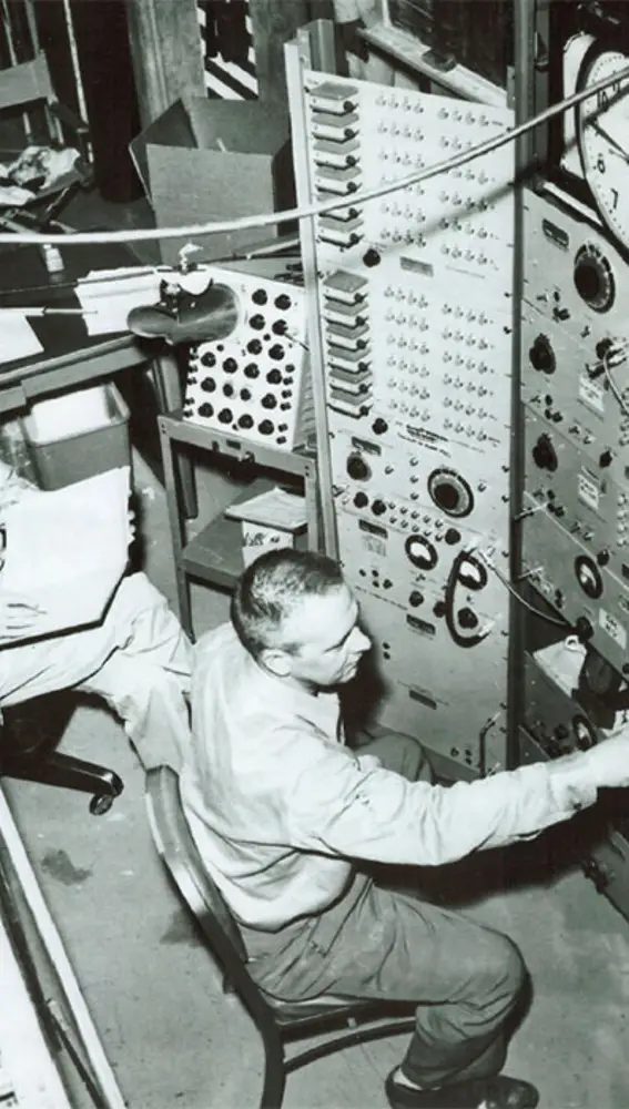 Frederick Reines (izquierda) y Clyde Cowan (derecha) a los controles de su experimento en Savannah River.