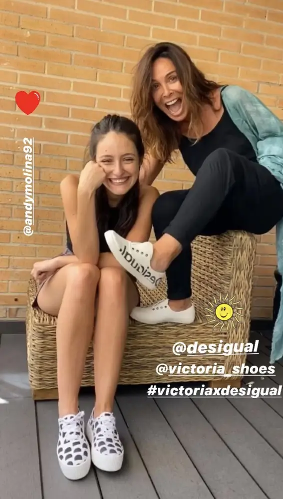 Lydia Bosch y su hija Andrea Molina con las zapatillas 'made in spain' del verano.