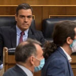 El presidente del Gobierno, Pedro Sánchez, ve pasar a su vicepresidente Pablo Iglesias