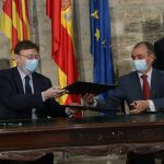 El presidenre de la Generalitat y el presidente de la patronal, hoy durante la firma del convenio