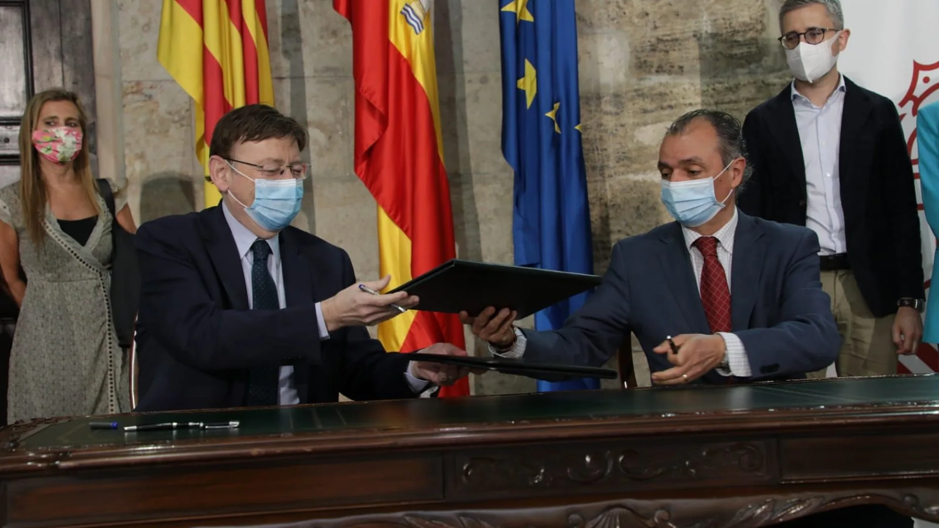 El presidenre de la Generalitat y el presidente de la patronal, hoy durante la firma del convenio