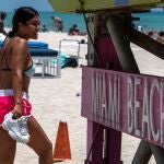 USA2278. MIAMI BEACH (ESTADOS UNIDOS), 10/06/2020.- Una mujer visita la playa de Miami Beach este miércoles en Florida (EE. UU). Los casos confirmados de COVID-19 en el estado de Florida desde el pasado 1 de marzo continúan en aumento y alcanzaron este miércoles los 67.371, más de 20.000 de ellos en el condado de Miami-Dade, que hoy abrió sus populares playas. EFE/Giorgio Viera