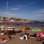 Numerosas personas disfrutan del buen tiempo en la playa de Pedregalejo de Málaga durante la fase 3 de desescalada