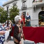 Unas mujeres observan a la Tarasca en 2020. EFE/Miguel Ángel Molina