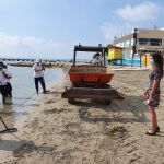 La directora general del Mar Menor, Miriam Pérez, en su visita a la playa de La Ribera, en San Javier
