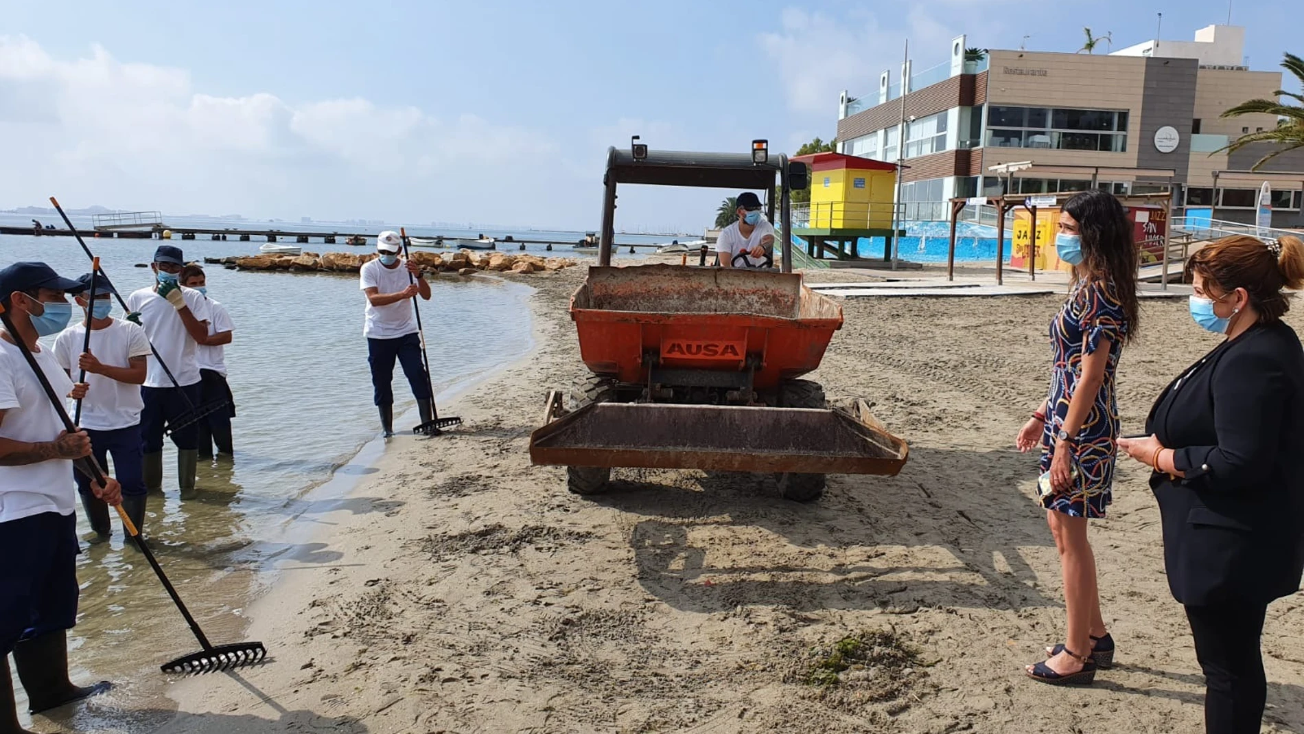 La directora general del Mar Menor, Miriam Pérez, en su visita a la playa de La Ribera, en San Javier