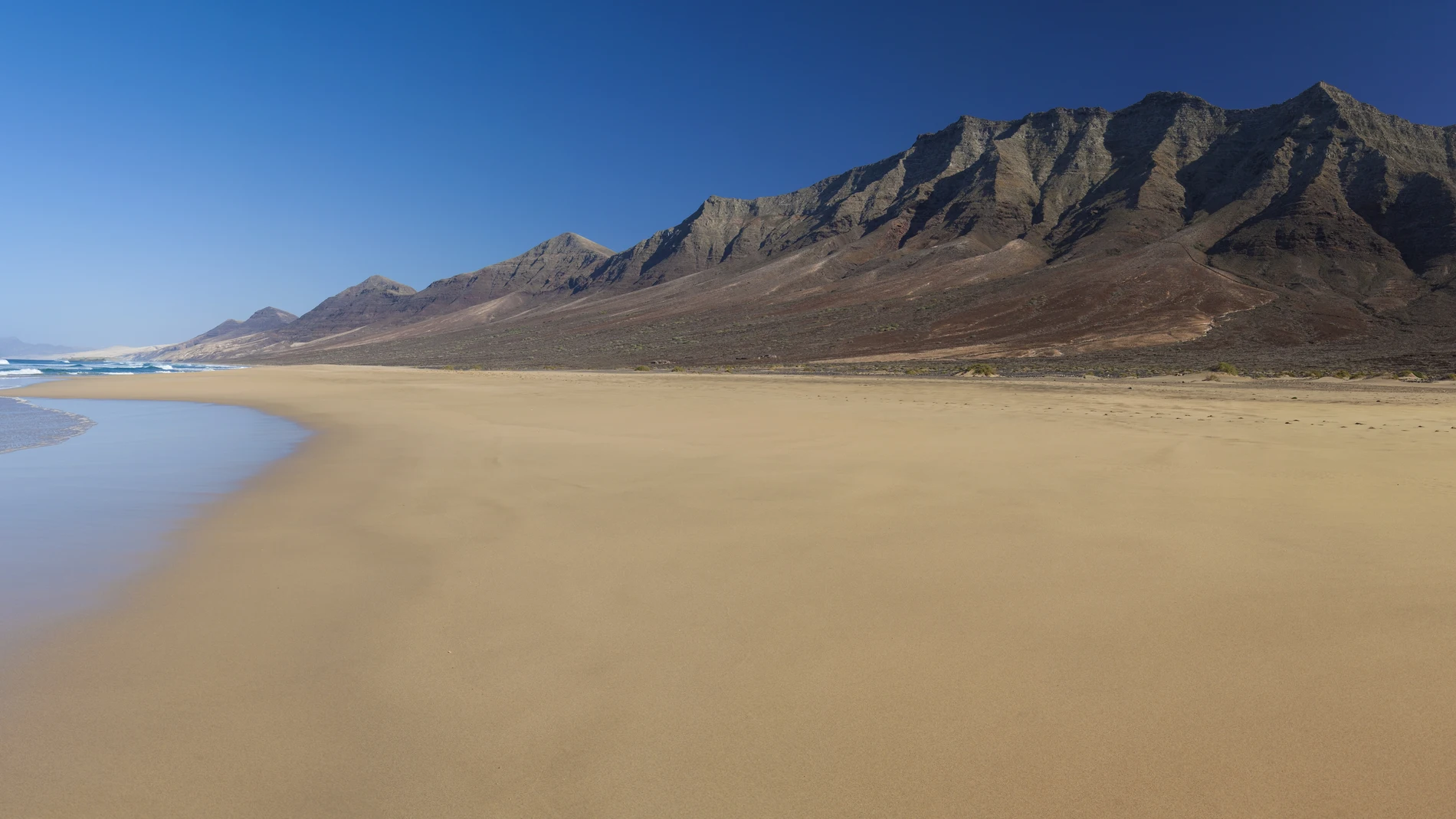 La playa de Cofete, en Fuerteventura, es una de las más largas y espectaculares de España