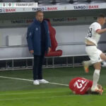 Dominik Kohr, del Eintrach Fráncfot, pisa en la cabeza a Joshua Kimmich, del Bayern.