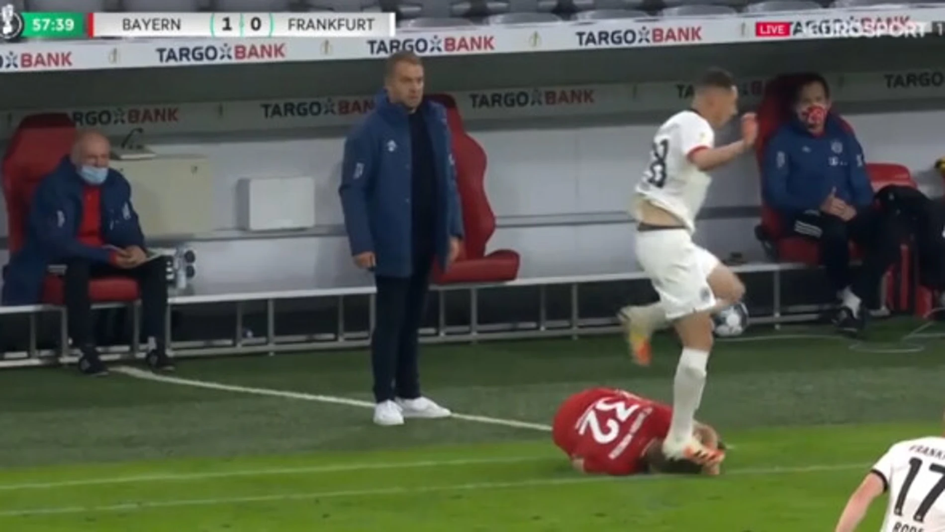 Dominik Kohr, del Eintrach Fráncfot, pisa en la cabeza a Joshua Kimmich, del Bayern.