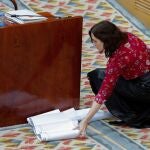 Ayuso recoge la lista de 501 residencias que ha exhibido durante el pleno de la Asamblea en las que asegura que la Comunidad ha prestado asistencia durante la pandemia