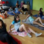 Un grupo de jóvenes realizan actividades de ocio en un taller del pasado año
