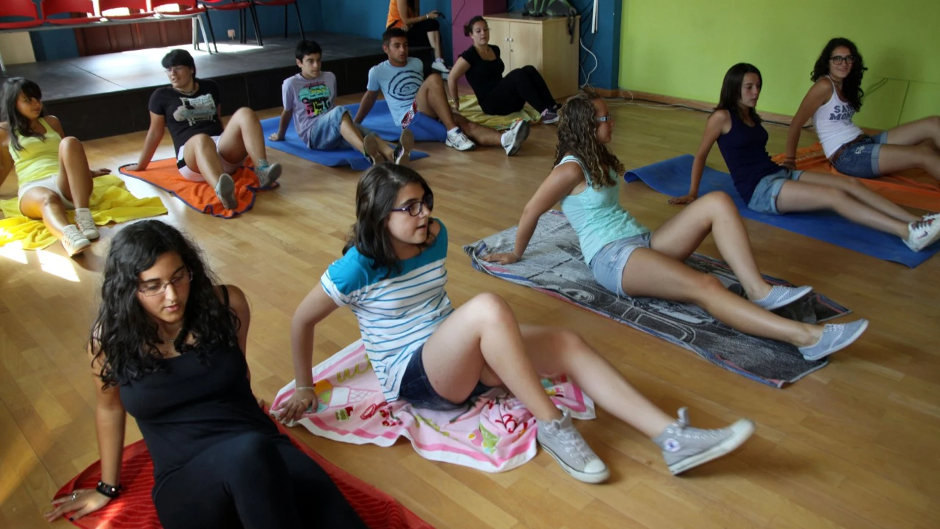 Un grupo de jóvenes realizan actividades de ocio en un taller del pasado año